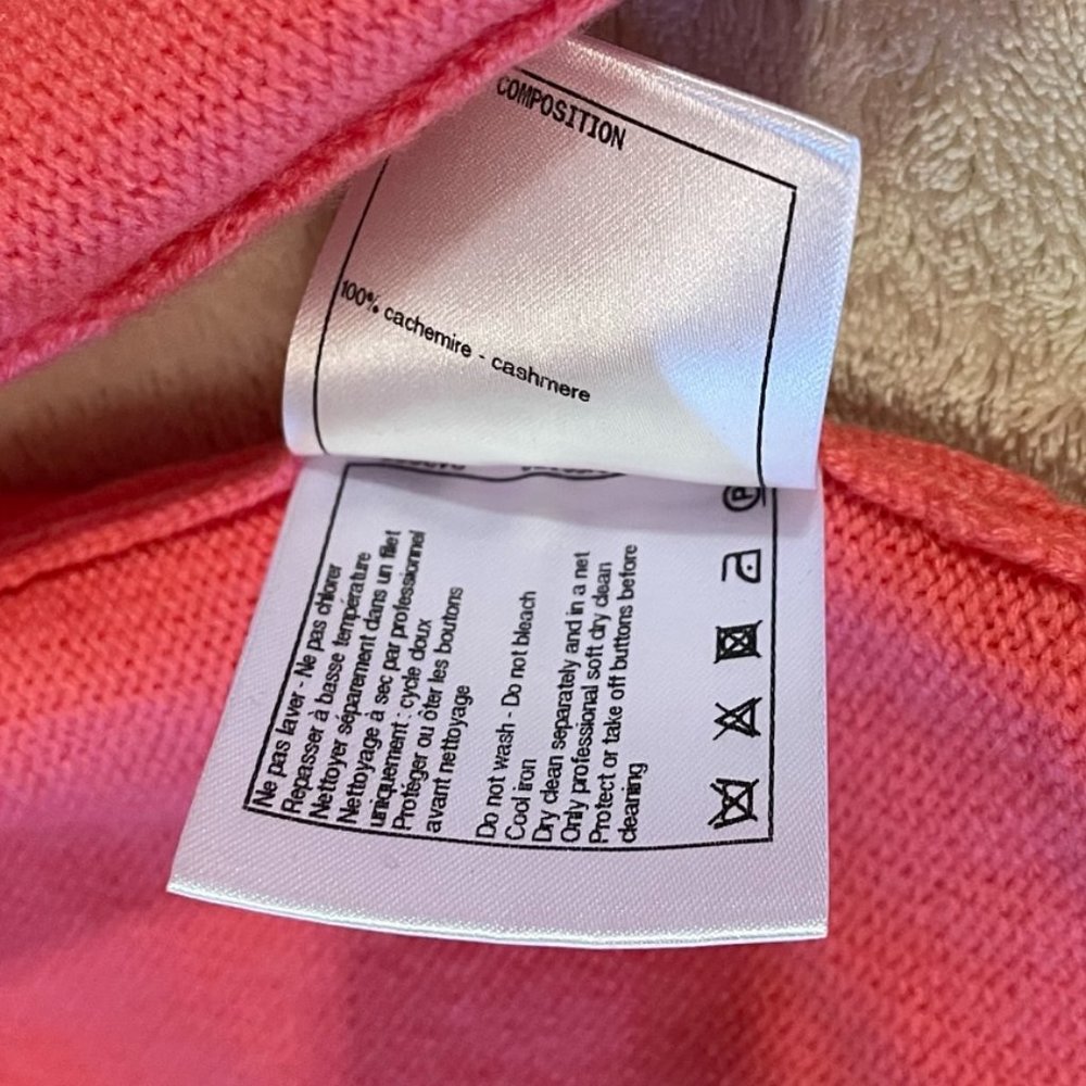 ❌SOLD❌ CHANEL 100% Cashmere Two-Tone CC Button Cardigan (fits S/M) - Picture 10 of 15